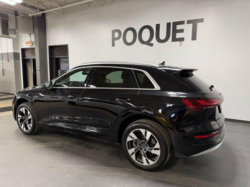 2022 Audi e-tron Premium Plus