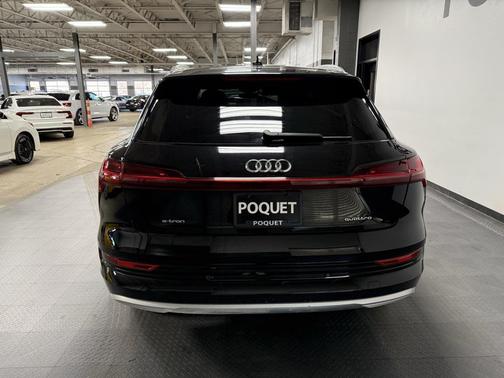 2022 Audi e-tron Premium Plus