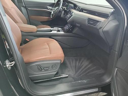 2022 Audi e-tron Premium Plus