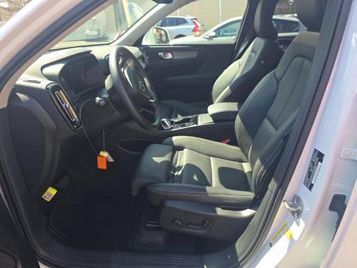2025 Volvo XC40 B5 Plus Bright Theme