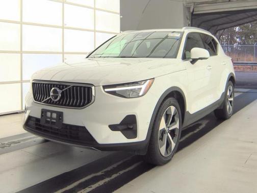 2025 Volvo XC40 B5 Plus Bright Theme