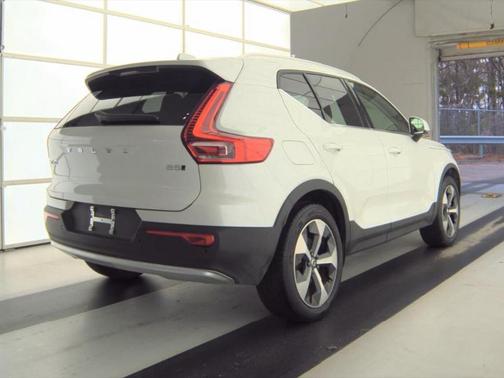 2025 Volvo XC40 B5 Plus Bright Theme