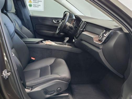 2021 Volvo XC60 T5 Momentum