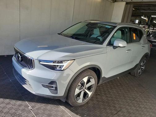 2025 Volvo XC40 B5 Plus Bright Theme