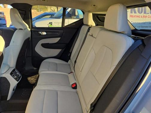 2025 Volvo XC40 B5 Plus Bright Theme