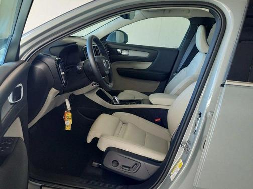 2025 Volvo XC40 B5 Plus Bright Theme