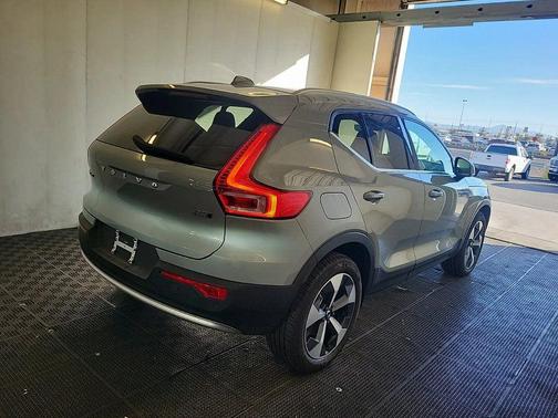 2025 Volvo XC40 B5 Plus Bright Theme