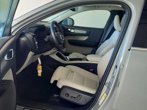 2025 Volvo XC40 B5 Plus Bright Theme