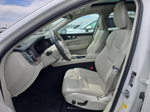 2021 Volvo XC60 Recharge Plug-In Hybrid T8 Inscription Expression