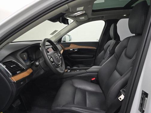 2024 Volvo XC90 B5 Plus