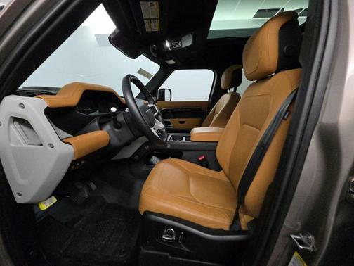 2023 Land Rover Defender SE