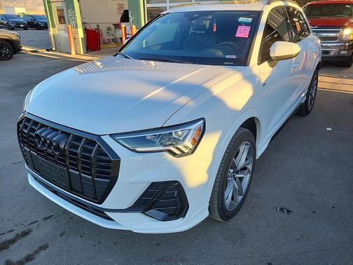 Glacier White Metallic 2023 Audi Q3 45 S line Premium Plus