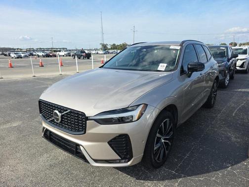 2023 Volvo XC60 B5 Plus Dark Theme