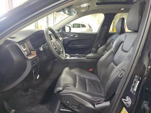 2023 Volvo XC60 B6 Ultimate Bright Theme