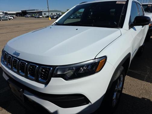 Bright White Clearcoat 2024 Jeep Compass Latitude
