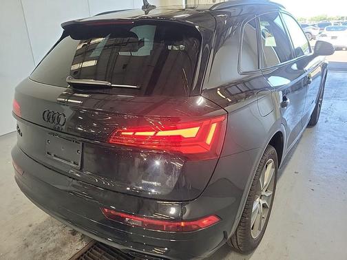 Mythos Black Metallic 2025 Audi Q5 45 S line Premium