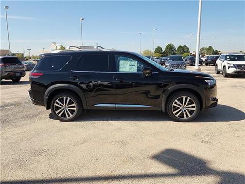 2025 Nissan Pathfinder Platinum FWD