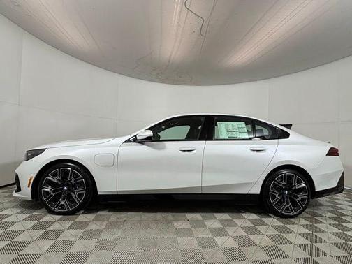 Mineral White Metallic 2027 BMW 550e 550E XDRIVE