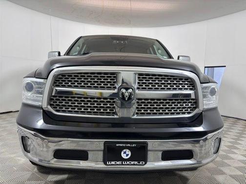 Brilliant Black Crystal Pearlcoat 2017 RAM 1500 Laramie