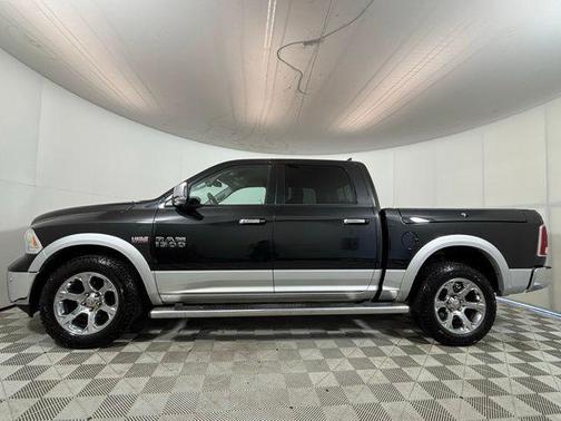 Brilliant Black Crystal Pearlcoat 2017 RAM 1500 Laramie