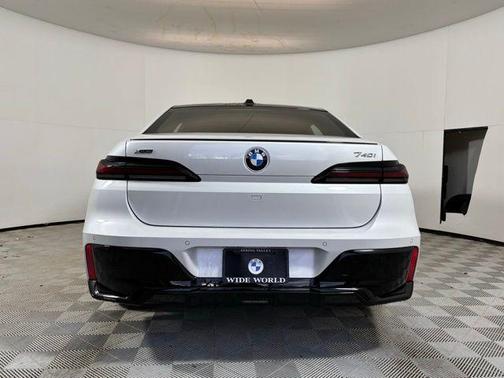 Mineral White Metallic 2026 BMW 740 i xDrive