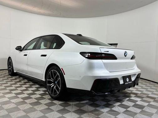 Mineral White Metallic 2026 BMW 740 i xDrive