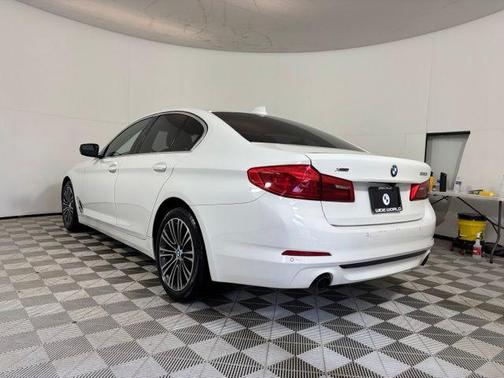 Alpine White 2019 BMW 530 i xDrive