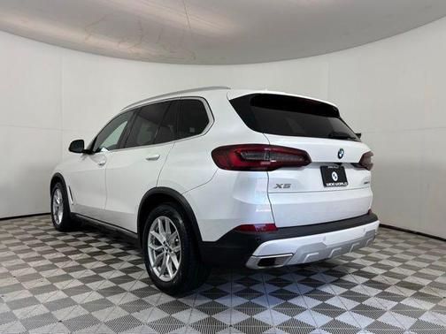 Mineral White Metallic 2023 BMW X5 xDrive40i