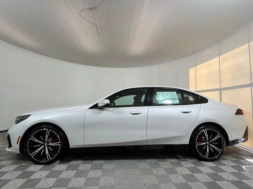 Mineral White Metallic 2026 BMW 530 i xDrive