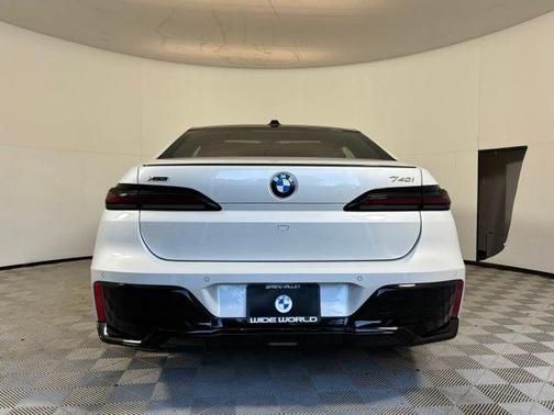 Mineral White Metallic 2026 BMW 740 i xDrive