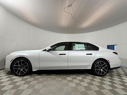 Mineral White Metallic 2026 BMW 740 i xDrive