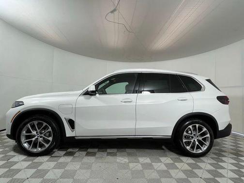 Alpine White 2026 BMW X5 PHEV xDrive50e