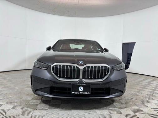 Dark Graphite Metallic 2024 BMW 530 i xDrive