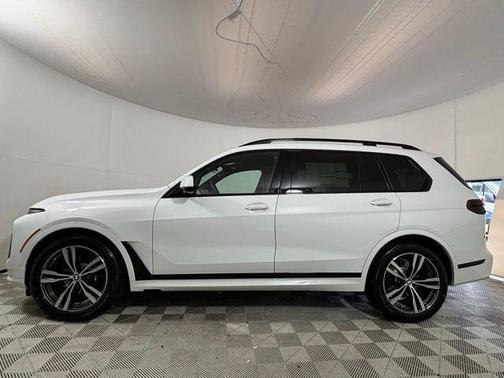 Alpine White 2027 BMW X7 xDrive40i