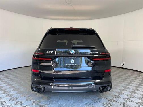 Black Sapphire Metallic 2026 BMW X7 xDrive40i