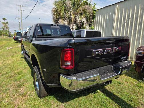 Diamond Black Crystal Pearlcoat 2026 RAM 3500 Tradesman Crew Cab 4x4 8' Box