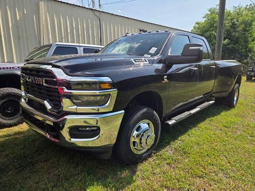 Diamond Black Crystal Pearlcoat 2026 RAM 3500 Tradesman Crew Cab 4x4 8' Box