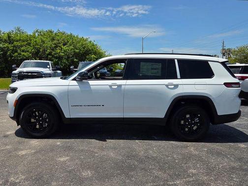 Bright White Clearcoat 2026 Jeep Grand Cherokee L Altitude