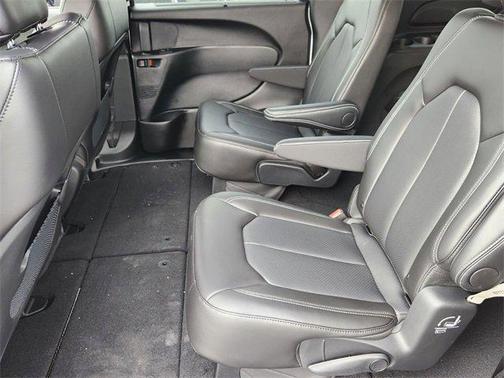 2025 Chrysler Voyager LX