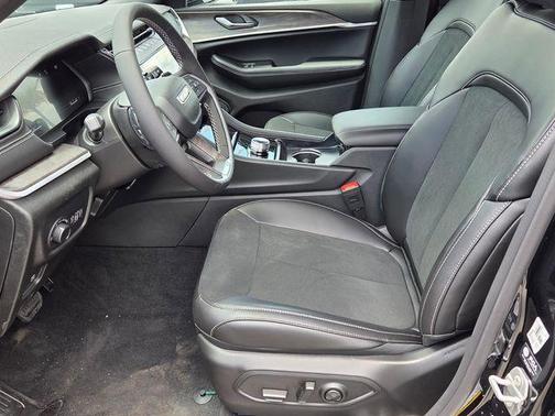 Diamond Black Crystal Pearlcoat 2026 Jeep Grand Cherokee Altitude