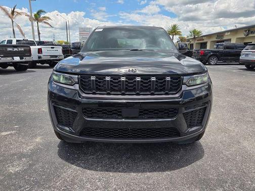 Diamond Black Crystal Pearlcoat 2026 Jeep Grand Cherokee Altitude