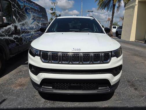Bright White Clearcoat 2023 Jeep Compass Latitude