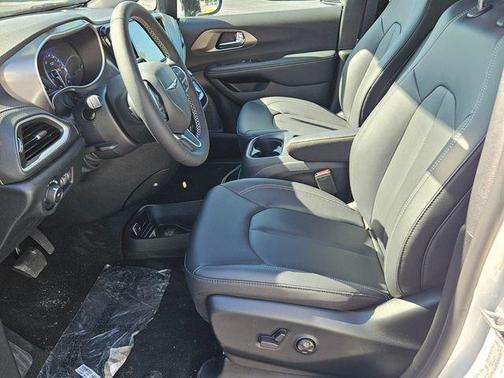 Bright White Clearcoat 2025 Chrysler Pacifica L