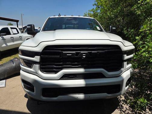 Bright White Clearcoat 2026 RAM 3500 Big Horn Crew Cab 4x4 8' Box