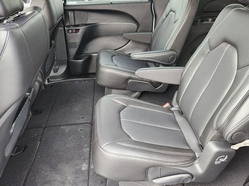 Bright White Clearcoat 2025 Chrysler Voyager LX