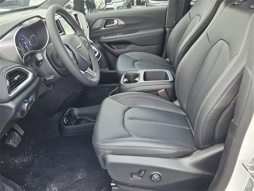 2025 Chrysler Voyager LX