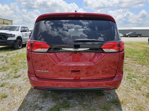 2025 Chrysler Voyager LX