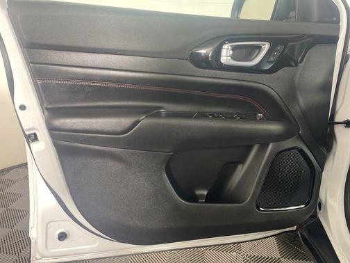 Bright White Clearcoat 2025 Jeep Compass Trailhawk