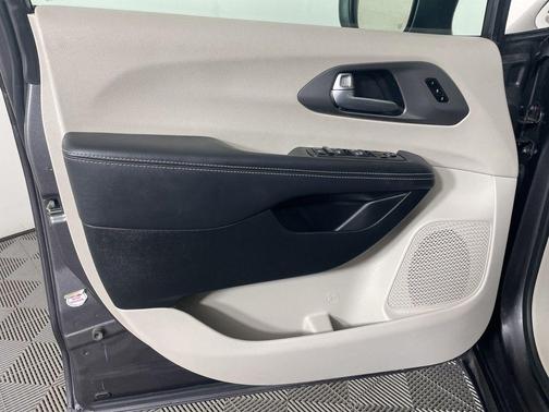 Granite Crystal Metallic Clearcoat 2023 Chrysler Pacifica Touring L