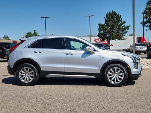 Radiant Silver Metallic 2022 Cadillac XT4 Premium Luxury